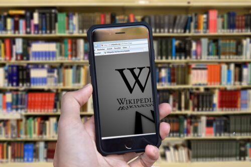 ウキペディアの画面と本棚